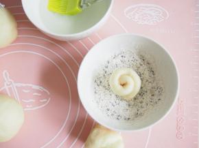 将面包底的蘸料准备好，在面胚底刷一层清水，蘸一下