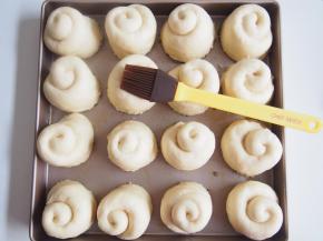 烤盘底放入融化的黄油，高度为面包的1/6左右即可。将底部蘸了芝麻的面包胚摆放整齐，中间压一下防止发酵时鼓出。继续发酵至1.5倍大后表面刷一层融化的黄油。烤箱预热至170度，中层上下火，20分钟左右即可。出炉后趁热刷一层蜂蜜水（蜂蜜：清水=1：1）即可。