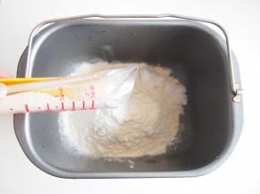 面粉中加入盐、糖和酵母