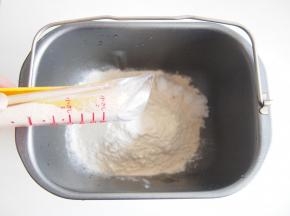 面粉中加入盐、糖和酵母