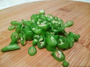 切成小圈（大小自己定）