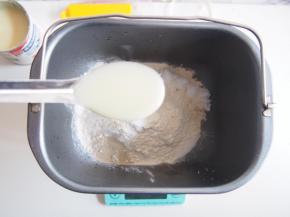 加入炼奶和水，水不要一次加入，要根据面粉的吸水性进行上下调整