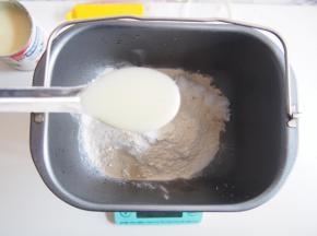 加入炼奶和水，水不要一次加入，要根据面粉的吸水性进行上下调整