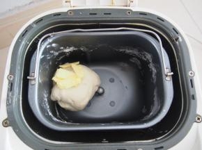 揉成光滑面团后加入黄油，继续揉至出膜