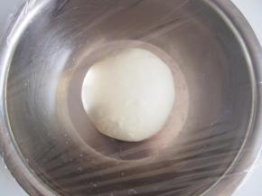 揉好的面团放入盆中，覆盖保鲜膜发酵至2倍大