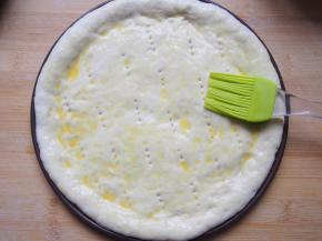 醒发好的面团表面刷一层全蛋液，放入烤箱中下层，200度，上下火，8~10分钟即可