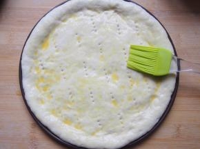 醒发好的面团表面刷一层全蛋液，放入烤箱中下层，200度，上下火，8~10分钟即可