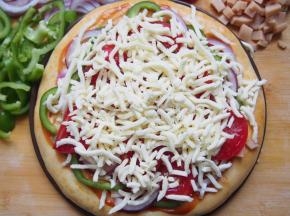 最后根据自己的喜好铺上一层马苏里拉奶酪，饼胚外缘用刷子刷一层橄榄油，烤箱预热至200度，中层上下火，8~10分钟左右即可