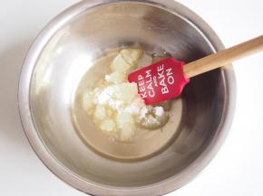 白糖加入玉米油，充分搅拌融化