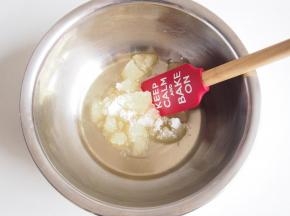 白糖加入玉米油，充分搅拌融化