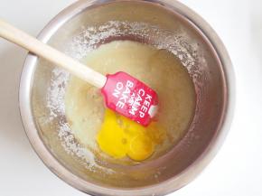 加入蛋液，充分搅拌均匀