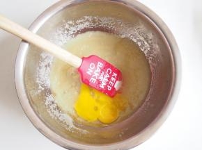 加入蛋液，充分搅拌均匀