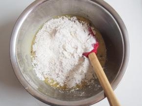 筛入低筋面粉，切拌均匀