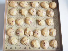 将面团分成25份等量的小球