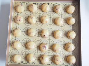 将小球搓圆后在烤盘上摆放整齐