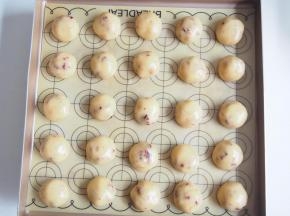 将小球搓圆后在烤盘上摆放整齐