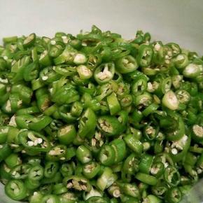 买的是不太辣的辣椒，所以可以放心切（买的比较辣的辣椒，就要带一次性手套切）