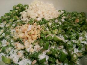  切好的辣椒圈，加生姜末，蒜泥，盐，味精，白糖，十三香，酒，