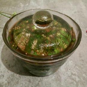 也可以装这个腌制罐压一晚，就可以吃了，没有的可以装干净的玻璃罐，放冰箱冷藏，慢慢享用。