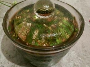 也可以装这个腌制罐压一晚，就可以吃了，没有的可以装干净的玻璃罐，放冰箱冷藏，慢慢享用。