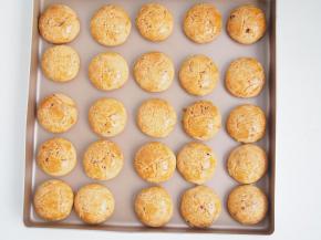 烤箱预热至150度，中层上下火，25分钟左右观察表面呈金黄色即可