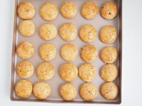 烤箱预热至150度，中层上下火，25分钟左右观察表面呈金黄色即可