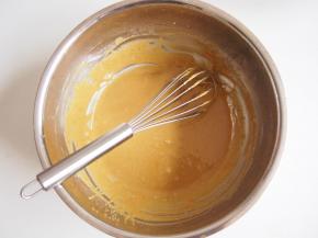 筛入咖啡粉，用蛋抽快速划Z字搅拌至无颗粒，放置一旁备用