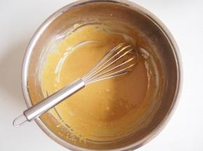 筛入咖啡粉，用蛋抽快速划Z字搅拌至无颗粒，放置一旁备用