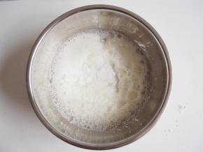 用电动打蛋器打出粗泡后，加入三分之一的糖