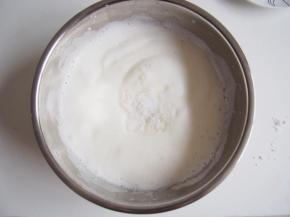 高速打发至出现明显纹路时第二次加入三分之一的糖