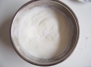 高速打发至出现明显纹路时第二次加入三分之一的糖