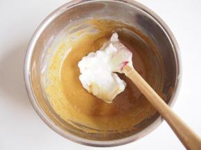 将三分之一的蛋白霜加入蛋黄糊中，切拌均匀