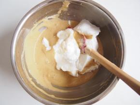 剩余蛋白霜分两次加入，每次都要切拌均匀后再加入下一次