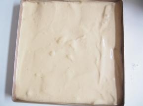 烤盘中铺上油纸或硅胶垫，将面糊倒入铺平，将烤盘在桌上磕几下震出气泡