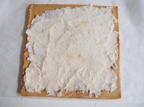 将蛋糕翻过来，抹上一层山药泥，轻轻卷起，用油纸包住，放入冰箱冷藏定型即可