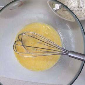 2、	将黄油液化，与牛奶、鸡蛋、细砂糖一起搅拌均匀