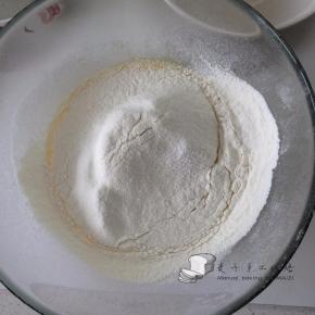 3、	筛入低筯面粉以及泡打粉