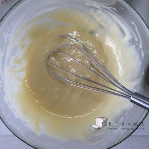4、	用手动打蛋器将材料搅拌均匀，注意不要起筯