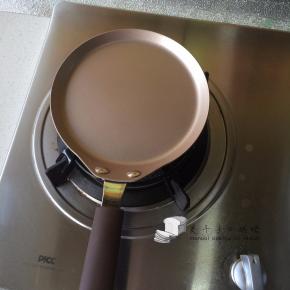 5、	平底锅放少许份量以外的黄油加热，用厨房纸擦去多余黄油