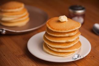 7、	松饼可抹黄油吃，也可以抹果酱吃，当然，什么也不抹的话也是很吃的