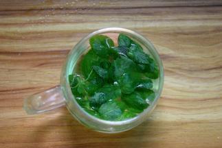 薄荷叶洗净，放入杯中，加入沸水泡15分钟