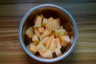 哈密瓜削皮去籽，切成块