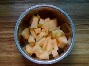 哈密瓜削皮去籽，切成块