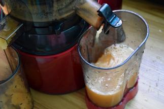 把哈密瓜和柠檬放入榨汁机中榨汁