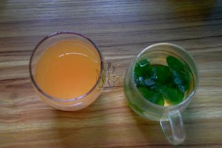 榨好的哈密瓜汁倒入杯中，兑入适量薄荷水，混合均匀即可