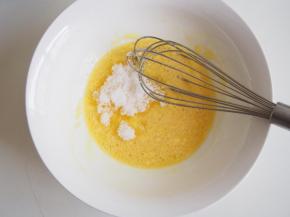 黄油室温软化，加入白糖、鸡蛋混合均匀