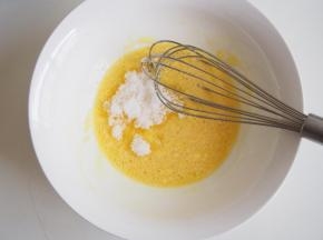 黄油室温软化，加入白糖、鸡蛋混合均匀