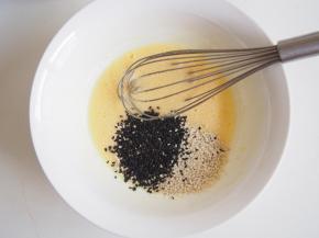 加入芝麻，搅拌均匀