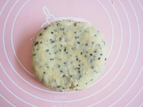 揉成面团，盖上保鲜膜醒发10分钟左右