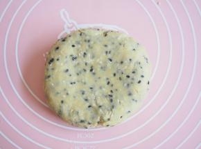 揉成面团，盖上保鲜膜醒发10分钟左右